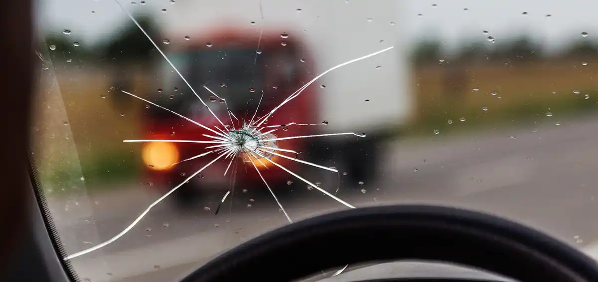 Поврежденное стекло
